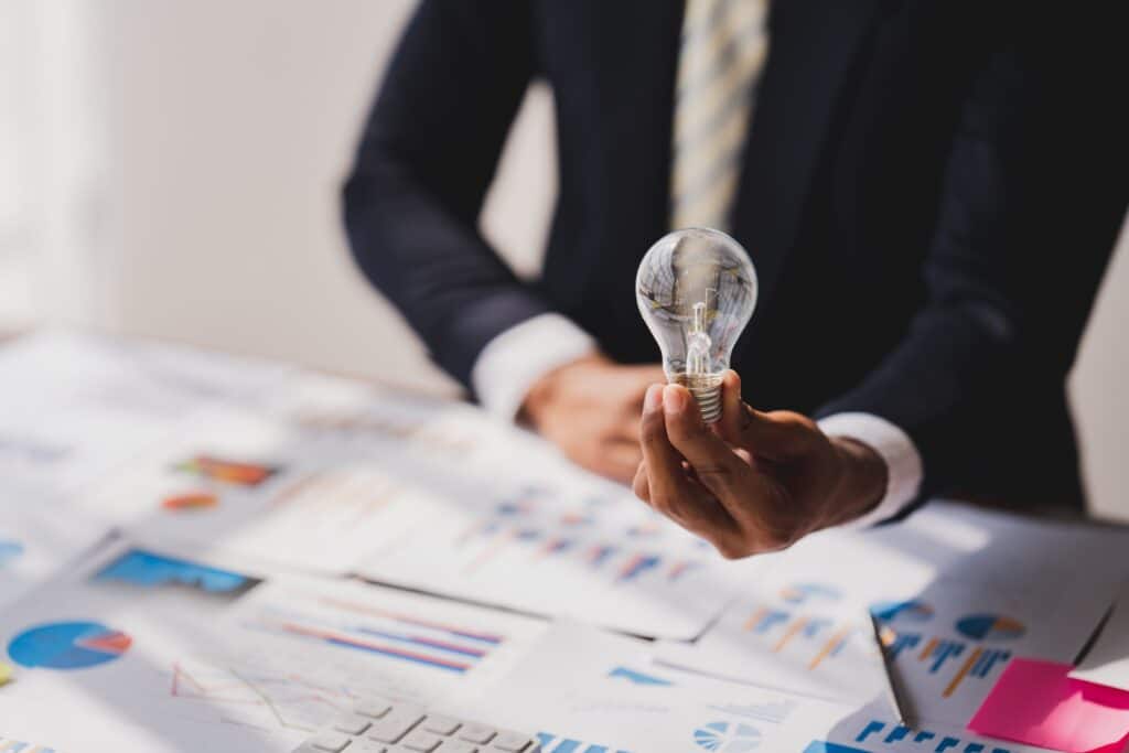Oficinista con una bombilla, simbolizando soluciones a medida